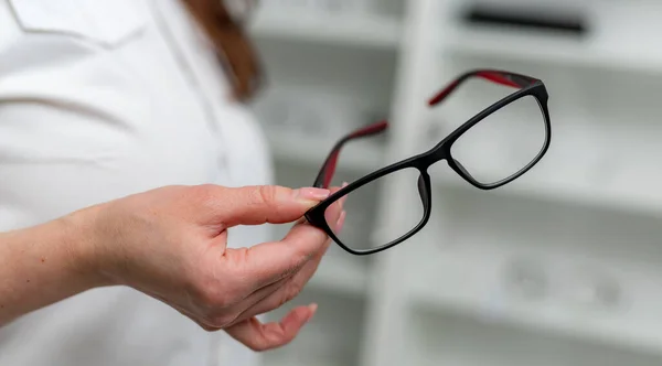 Ele Tutuşan Şık Gözlükler Kadın Elleri Modern Gözlük Taşıyor — Stok fotoğraf