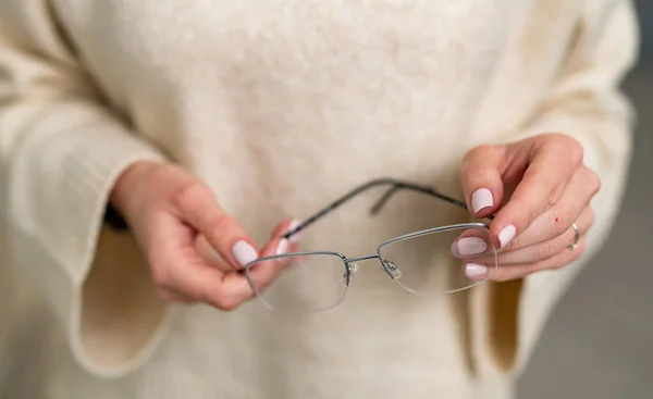 Gözlüklü Ele Tutuşuyor Optik Gözlüklü Kadın — Stok fotoğraf