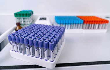 Boş steril kan test tüpleri. Kan çıkış tüpleriyle doldur..