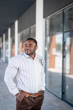 Gömlek portresindeki yakışıklı adam. Beyaz gömlekli, kendinden emin bir genç..