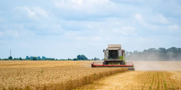 Enorme Combinare Raccolta Del Grano Paesaggi Agricoli Macchine — Foto Stock