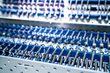 Bir kutu yapay ilaç modeli. Diş implantı ekipmanı.