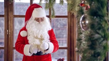 Noel Baba 'nın iç çamaşırları. Noel Baba Noel için dekore edilmiş oturma odasında.