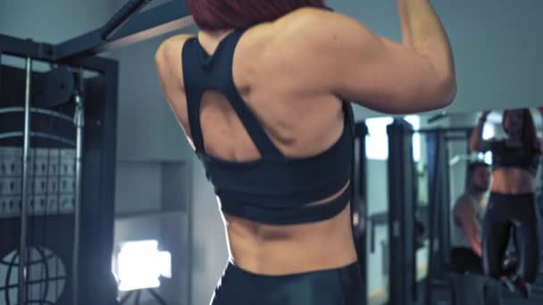 肌肉发达的夫妇在做运动 在体育馆训练女教练的近景 — 图库视频影像