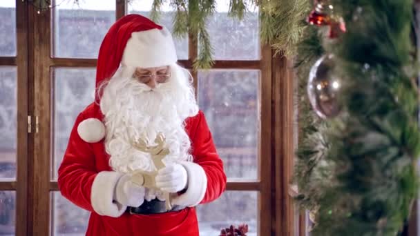 サンタクロースのインテリア サンタクロースはクリスマスのために飾られたリビングルームで — ストック動画