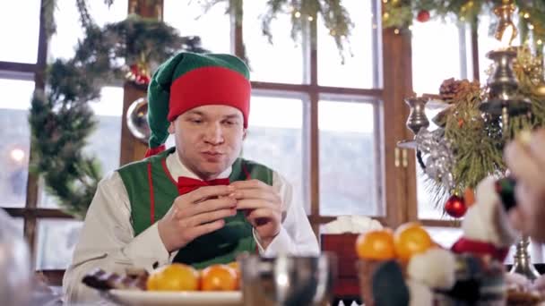 Elful Masculin Mănâncă Dulciuri Portretul Elfului Masculin Care Mănâncă Dulciuri — Videoclip de stoc