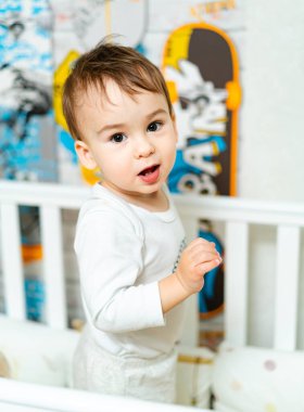Odada oyuncu bir çocuk var. Çocuk öğrenme ile eğleniyor.