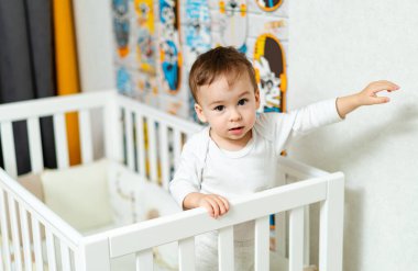 Çocuk öğrenirken eğleniyor. Odadaki oyuncu çocuk..