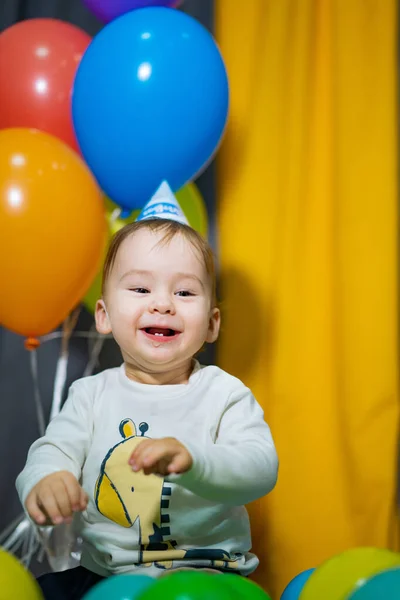Födelsedag Ung Barn Med Hatt Och Ballonger Rolig Söt Baby — Stockfoto