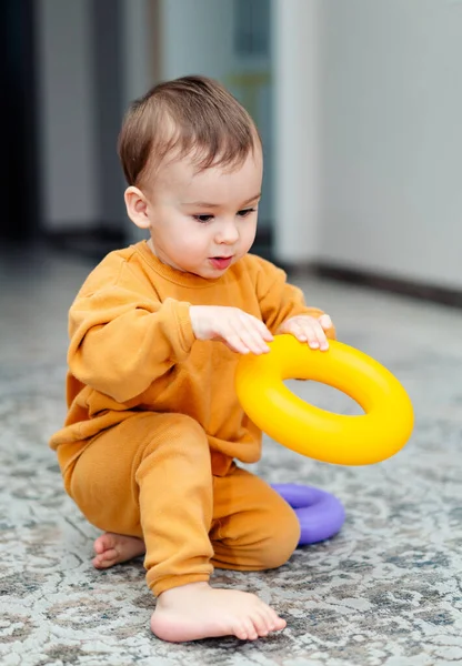 Pequenas Atividades Infantis Lúdicas Menino Brincando Com Brinquedos — Fotografia de Stock