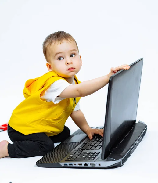 Criança Brincando Com Laptop Menino Pequeno Olhando Computador — Fotografia de Stock