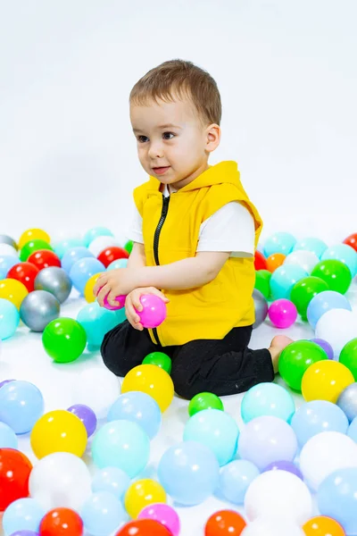 Rapaz Brincalhão Divertir Parque Infantil Criança Brincando Com Bolas Coloridas — Fotografia de Stock