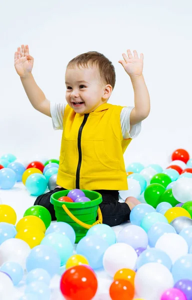 Criança Brincando Com Bolas Coloridas Garoto Brincalhão Divertindo Playground — Fotografia de Stock
