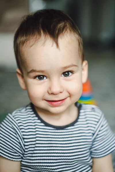 Niño Alegre Con Una Sonrisa Radiante Niño Que Sonríe Para — Foto de Stock