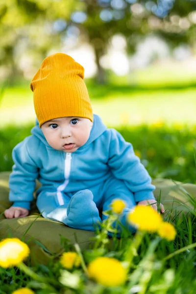 Bebê Bonito Sentado Grama Usando Chapéu Amarelo Bebê Sentado Grama — Fotografia de Stock