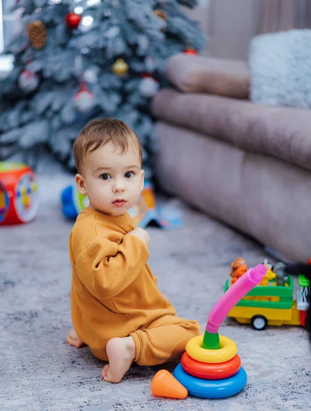 Παιχνιδιάρικο Μωρό Κάθεται Στο Πάτωμα Ένα Πολύχρωμο Παιχνίδι Ένα Μωρό — Φωτογραφία Αρχείου