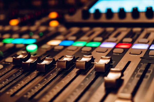 Крупный план звукоусиливающей консоли