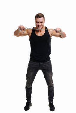 Beyaz arka planda zincir çeken kaslı bir adam. Boynunda zincir olan bir adam.