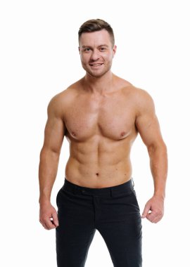 Tişörtsüz bir adam fotoğraf için poz veriyor.