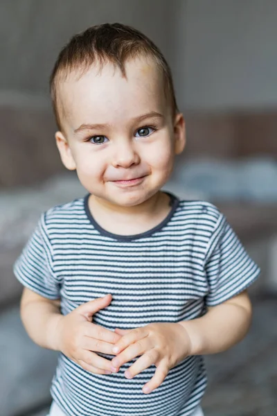 Ένα Μικρό Αγόρι Που Στέκεται Όρθιο Ένα Χαμόγελο Στο Πρόσωπό — Φωτογραφία Αρχείου