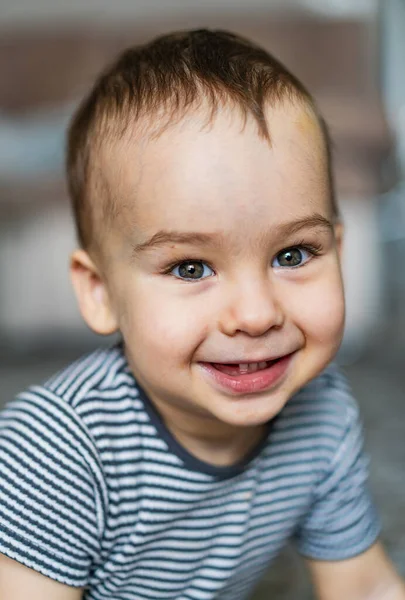 Niño Que Sonríe Para Cámara — Foto de Stock