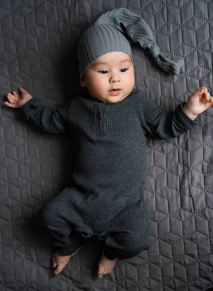 Ένα Μωρό Ξαπλωμένο Στο Κρεβάτι Φορώντας Καπέλο — Φωτογραφία Αρχείου