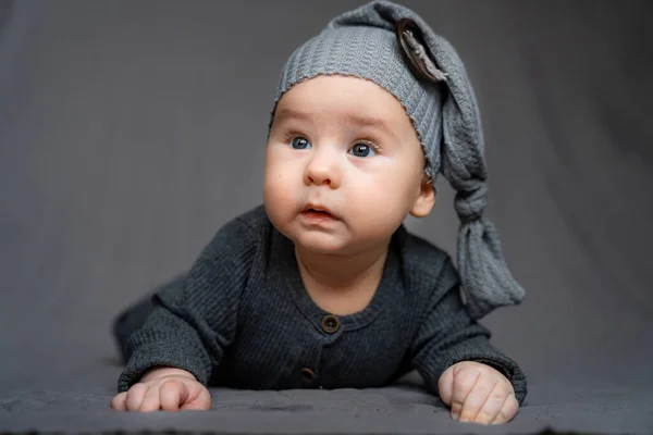 Bebé Con Suéter Gris Sombrero Gris — Foto de Stock