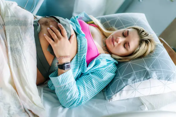 Těhotná Mladá Žena Moderním Nemocničním Pokoji Nemocnice Porodu Zdravotnictví — Stock fotografie