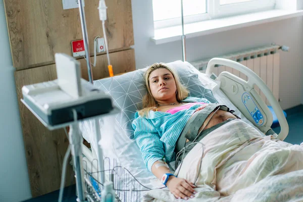 Těhotná Žena Moderním Pokoji Nemocnice Klinika Pro Mladé Pacientky — Stock fotografie