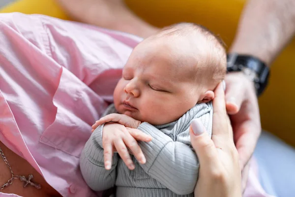 Držet Mámu Ruce Dítě Malé Novorozeně Rukou — Stock fotografie