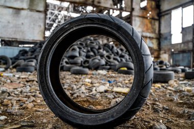 İçerideki lastik çöpü. Kullanılan otomobilin geri dönüşümü.