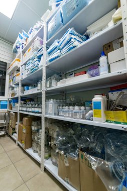 Laboratuvar kliniği ekipman odası. Tıbbi steril depolama odası.