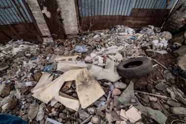 İçerideki çöplerin depolandığı yer. Eski harabe ev.