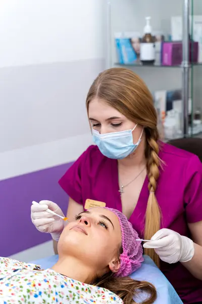 Kosmetische Kosmetiktherapie Zur Hautpflege Kosmetologie Verfahren Für Das Weibliche Gesicht — Stockfoto