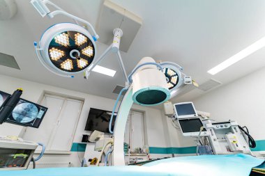 Profesyonel steril su deposu işletiyorum. Cerrahi modern acil servis..