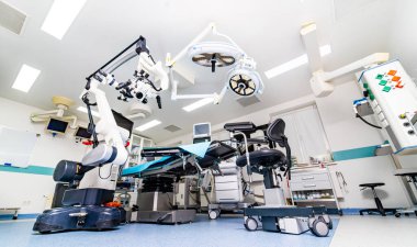 Acil servisi çalıştırıyorum. Boş modern hastane cerrahi odası.