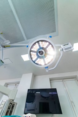 Yeni acil durum ekipmanları. Cerrahi modern hastane odası.