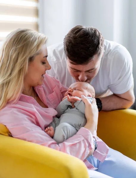 Mladá Milující Rodina Novorozeným Dítětem Usmívající Matka Otec Drží Malé — Stock fotografie