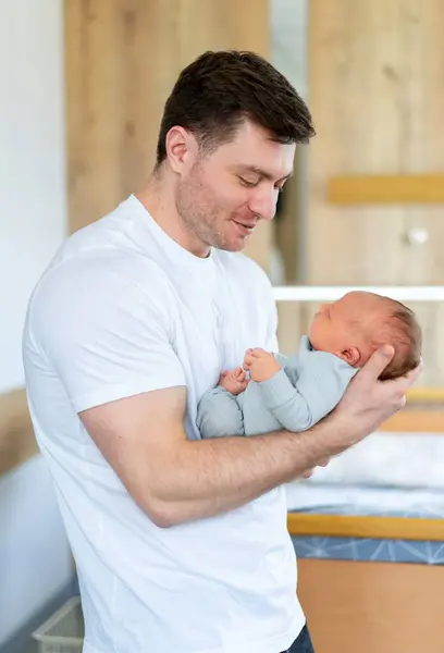 Mladý Otec Novorozeneckým Chováním Milující Muž Malým Dítětem — Stock fotografie