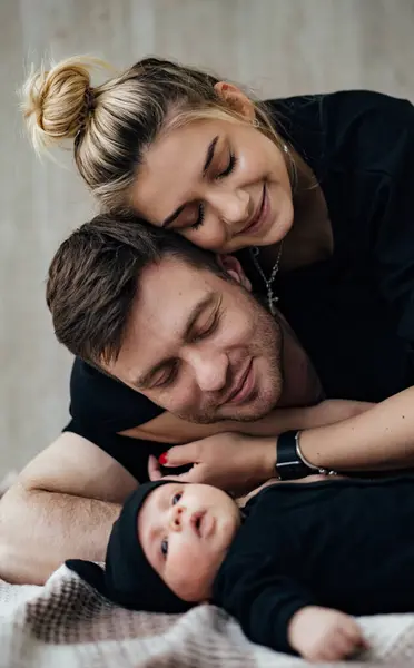 Mladý Krásný Pár Rodičovství Rodinná Láska Novorozencem — Stock fotografie