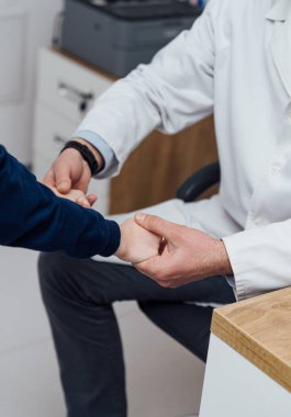 Doktor Muayene Çocuğu. Çocuk doktoru hastane konsepti.