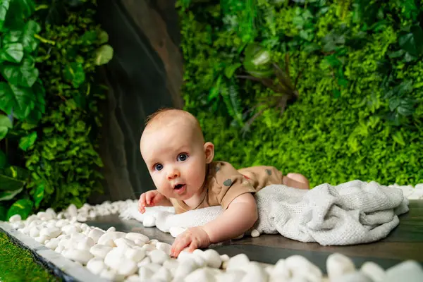 Niño Pequeño Sobre Fondo Verde Naturaleza Precioso Estilo Vida Bebé — Foto de Stock