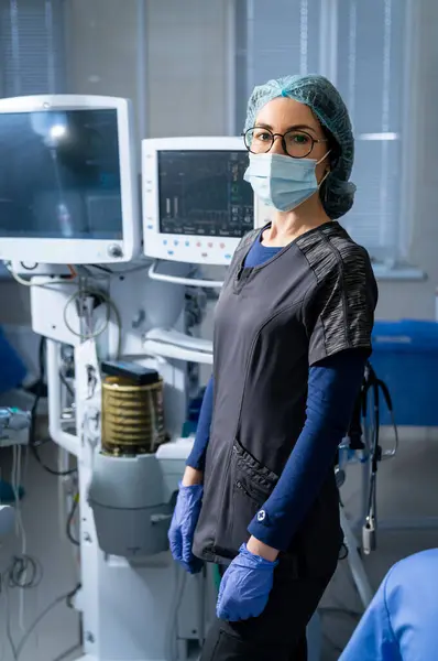 Acil durum profesyonel doktor teknolojileri. Modern hastane odasında cerrahi uzmanı..