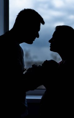 Yeni doğmuş çocuğu olan genç bir çift. Ebeveynlik yaşam tarzı portresi.