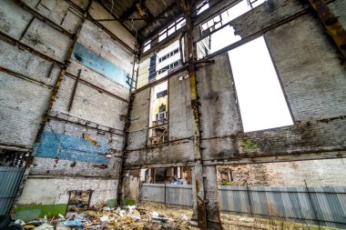 Fabrika terk edilmiş oda. Eski paslı bir depo..