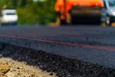 Patenler aktivite ekipmanlarını asfaltlıyor. Yol asfalt konseptiyle onarılıyor.