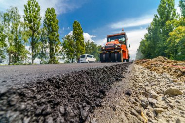 Ulaşım yolu onarılıyor. Otoyol yapıcı modern araç.
