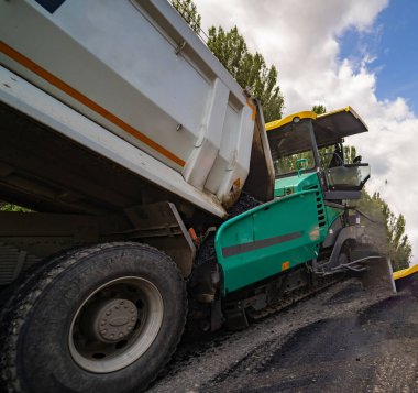 Otobanı tamir etmek için asfalt bir araç. Yol yapımı için modern ekipman.