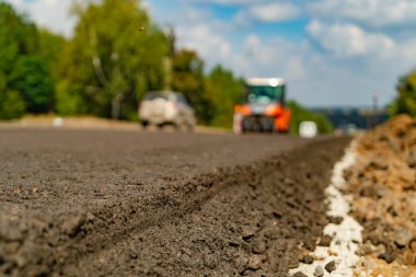 Makine modern otoyol onarımı. Yol oluşturma süreci.