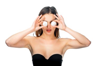 Siyah elbiseli, elleri ve gözleri olan bir kadın. Siyah elbiseli bir kadın ellerini gözlerine doğru tutuyor.